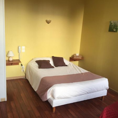 Au Pere Tranquille Hotell Tinchebray-Bocage Exteriör bild