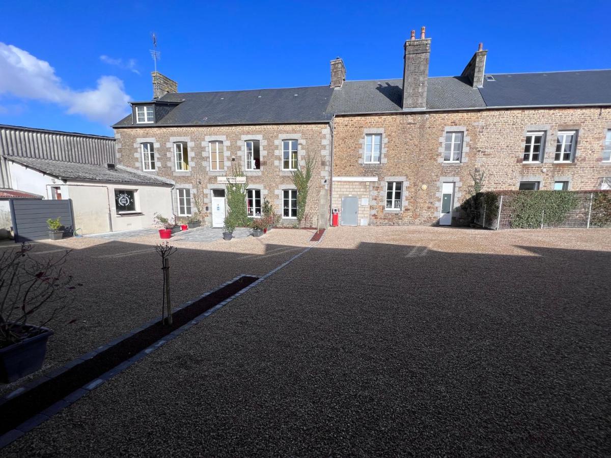 Au Pere Tranquille Hotell Tinchebray-Bocage Exteriör bild