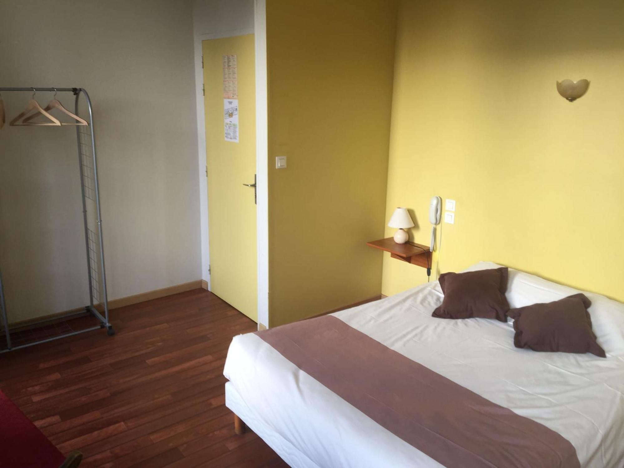 Au Pere Tranquille Hotell Tinchebray-Bocage Exteriör bild
